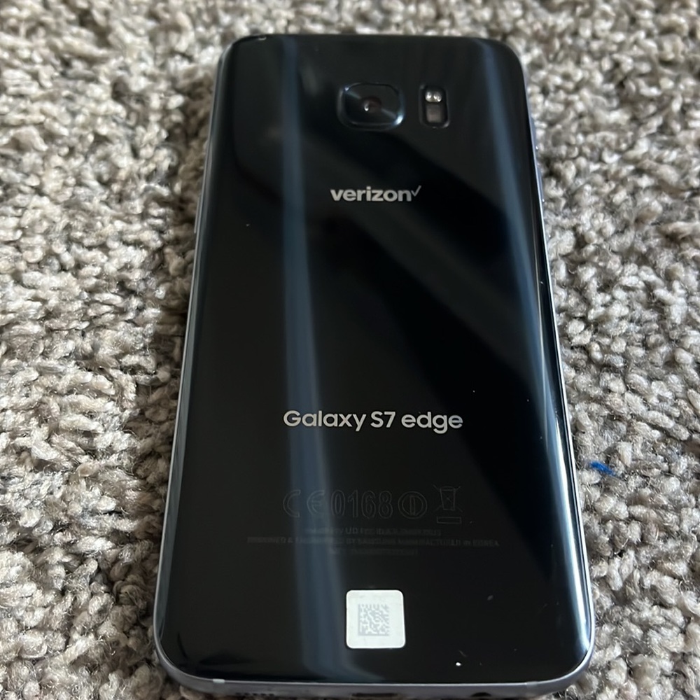 Samsung Galaxy S7 edge (cracked screen)